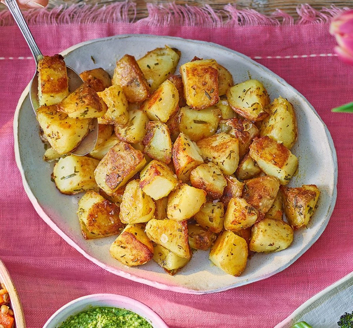 Por qué remover las papas con espátula al freír arruina tu plato: el error que cometen casi todas - image 1