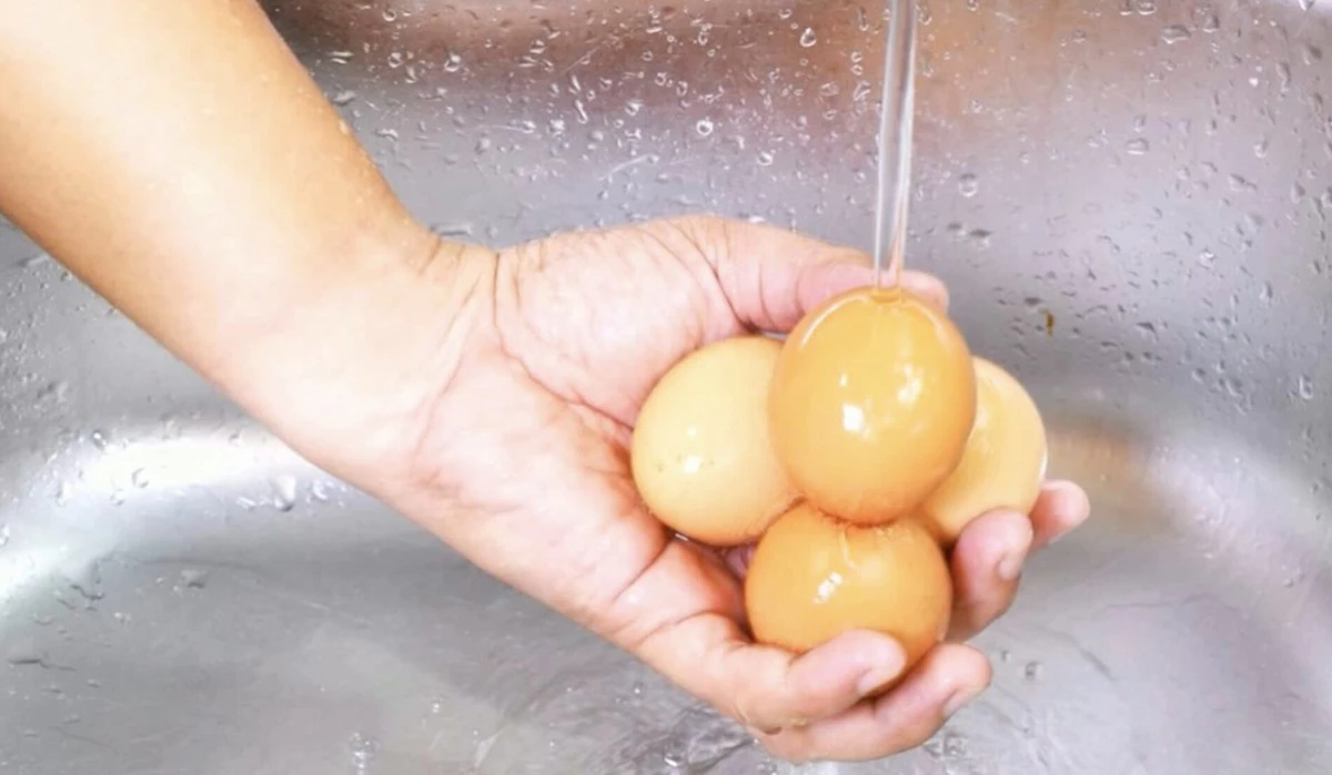 ¿Por qué nunca debes lavar estos 2 alimentos antes de cocinarlos? Revelamos el secreto