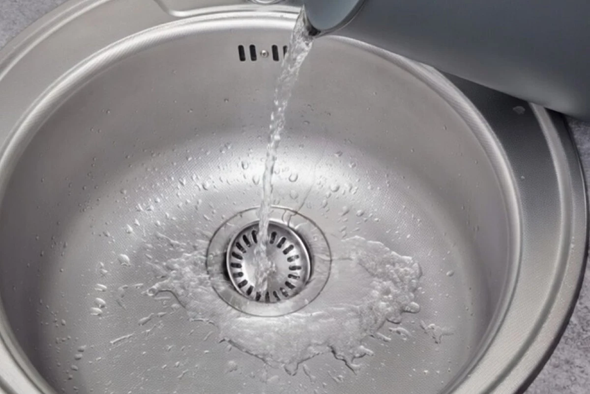 Por qué no debes verter agua hirviendo en el desagüe: la simple regla que muchas personas olvidan
