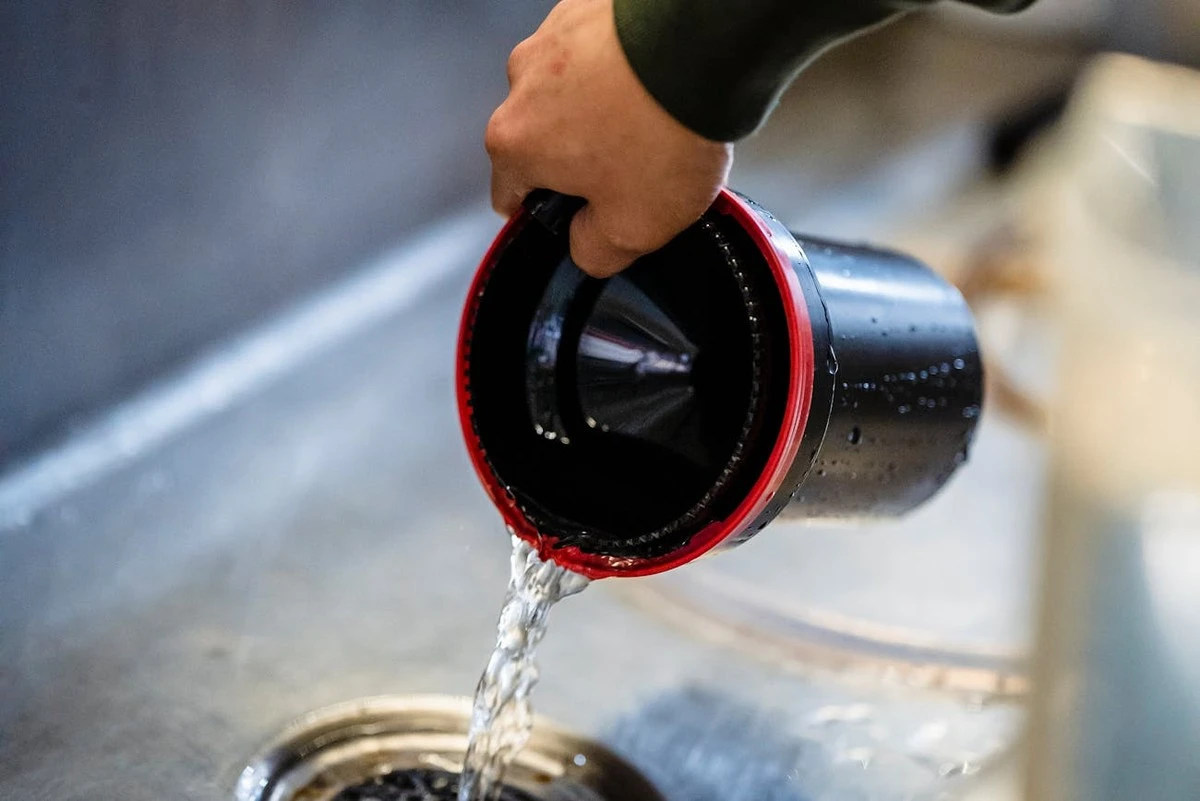 Mi cuñado me enseñó este truco para limpiar el fregadero en 3 segundos. ¡Se fue el agua rápido!