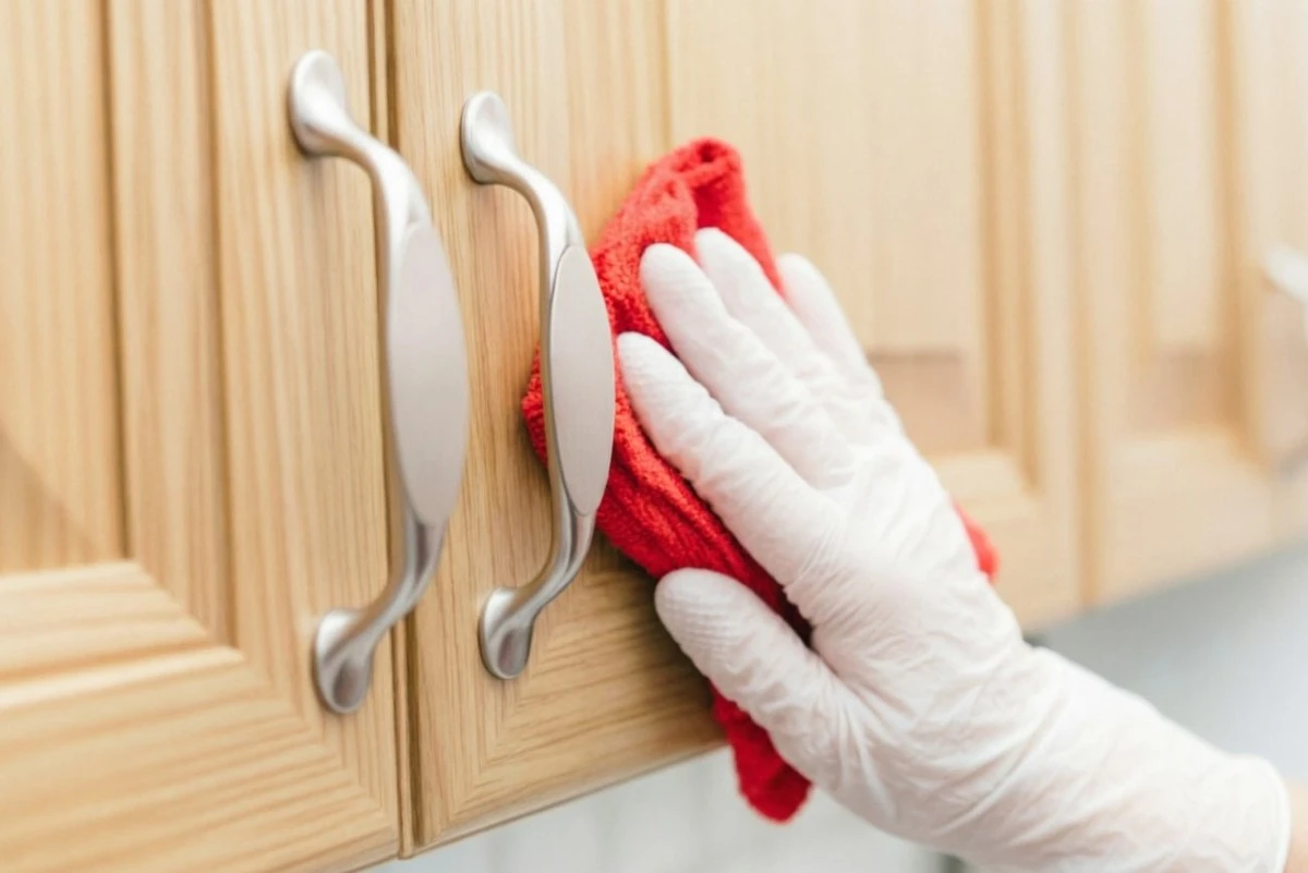 Fachadas de cocina impecables: El truco casero que elimina grasa en 10 minutos sin químicos agresivos