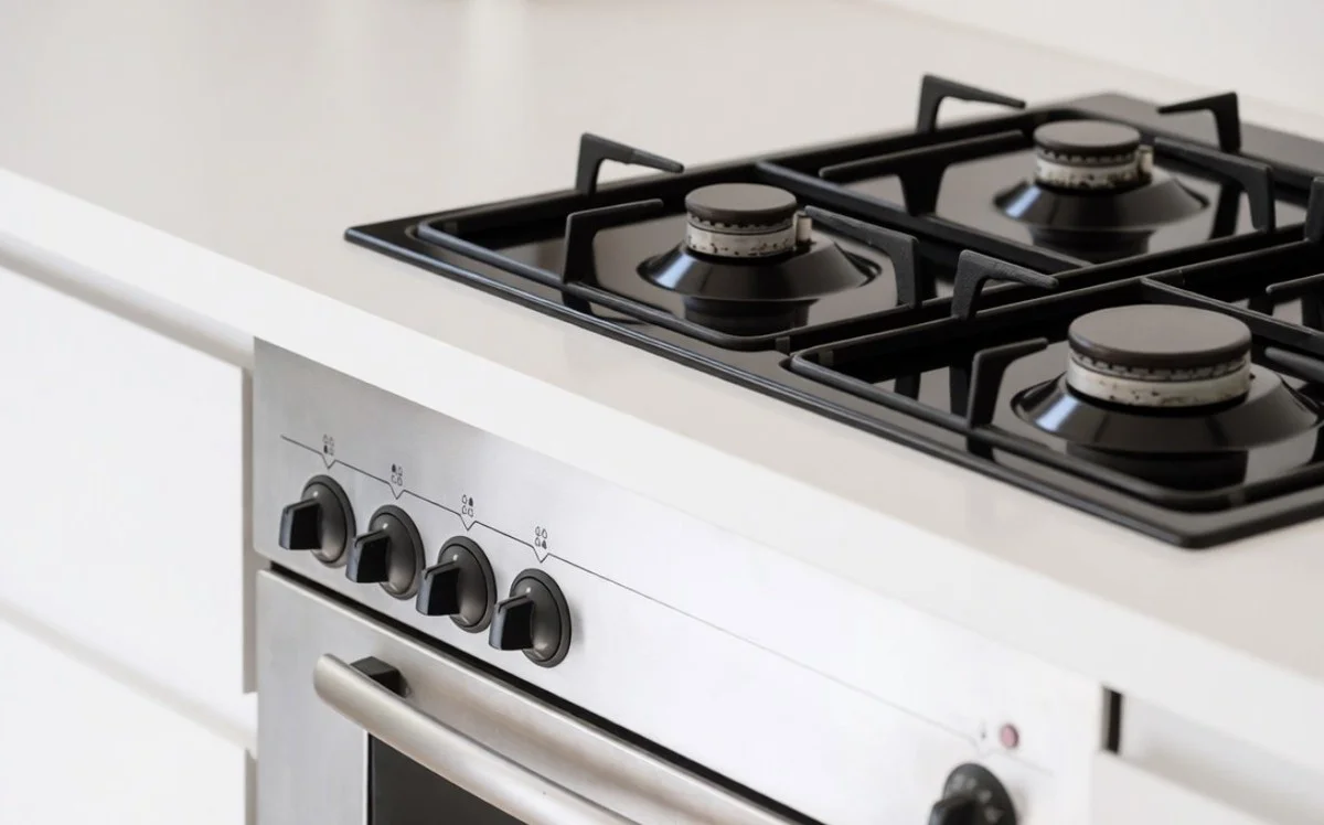 Las hornillas de tu cocina impecables en 7 minutos: el truco casero que te ahorrará tiempo y dinero