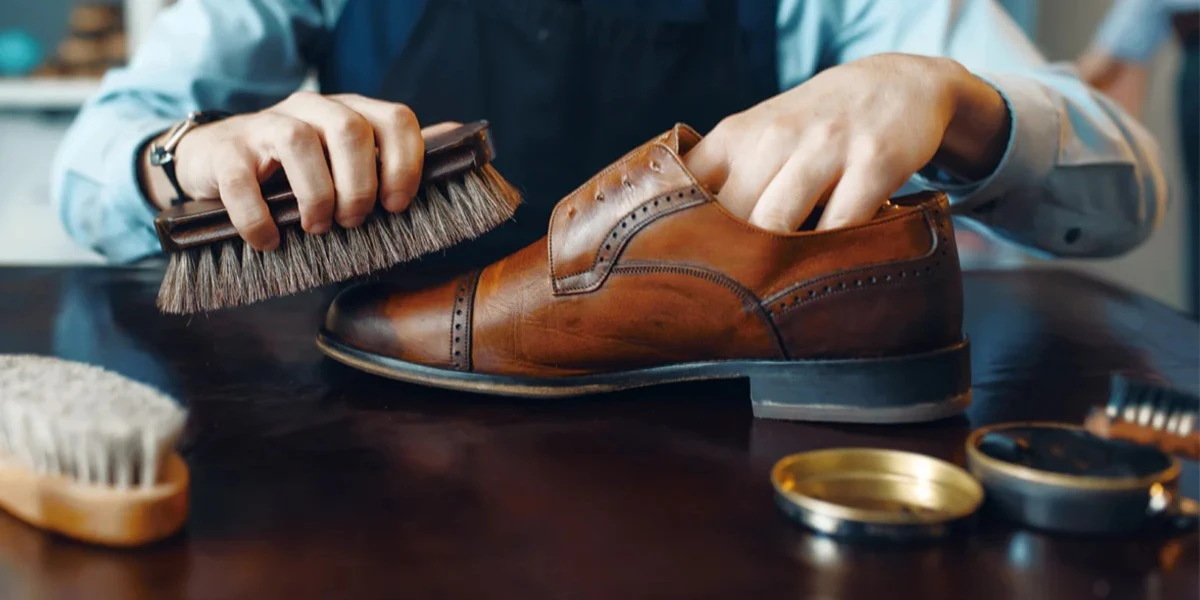 El truco secreto con crema de manos para dejar tu calzado de cuero como nuevo - image 1