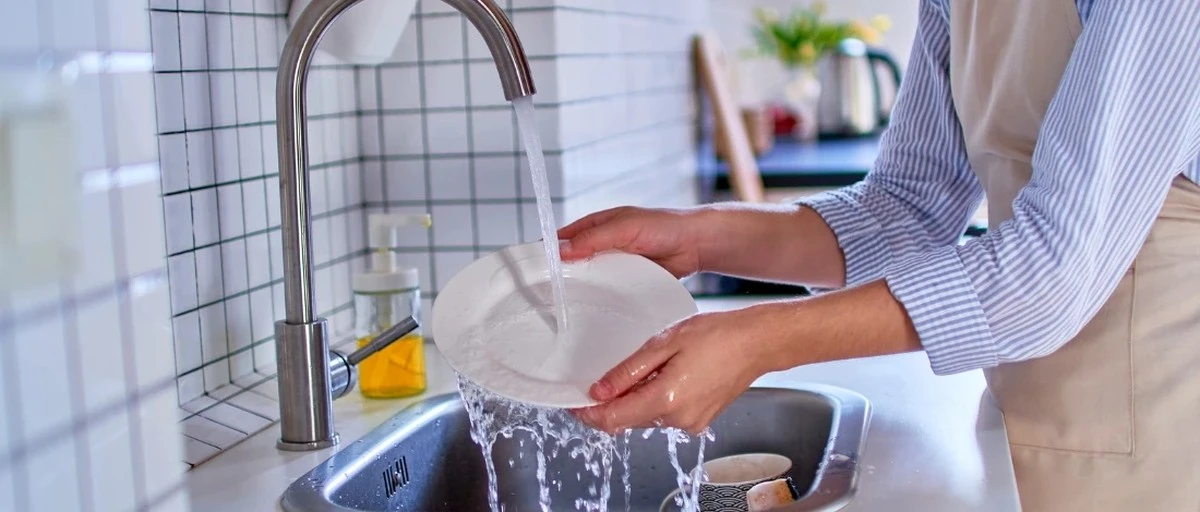 Un truco de cocina: 1 cucharadita de levadura en polvo para lavar platos en agua helada - image 1