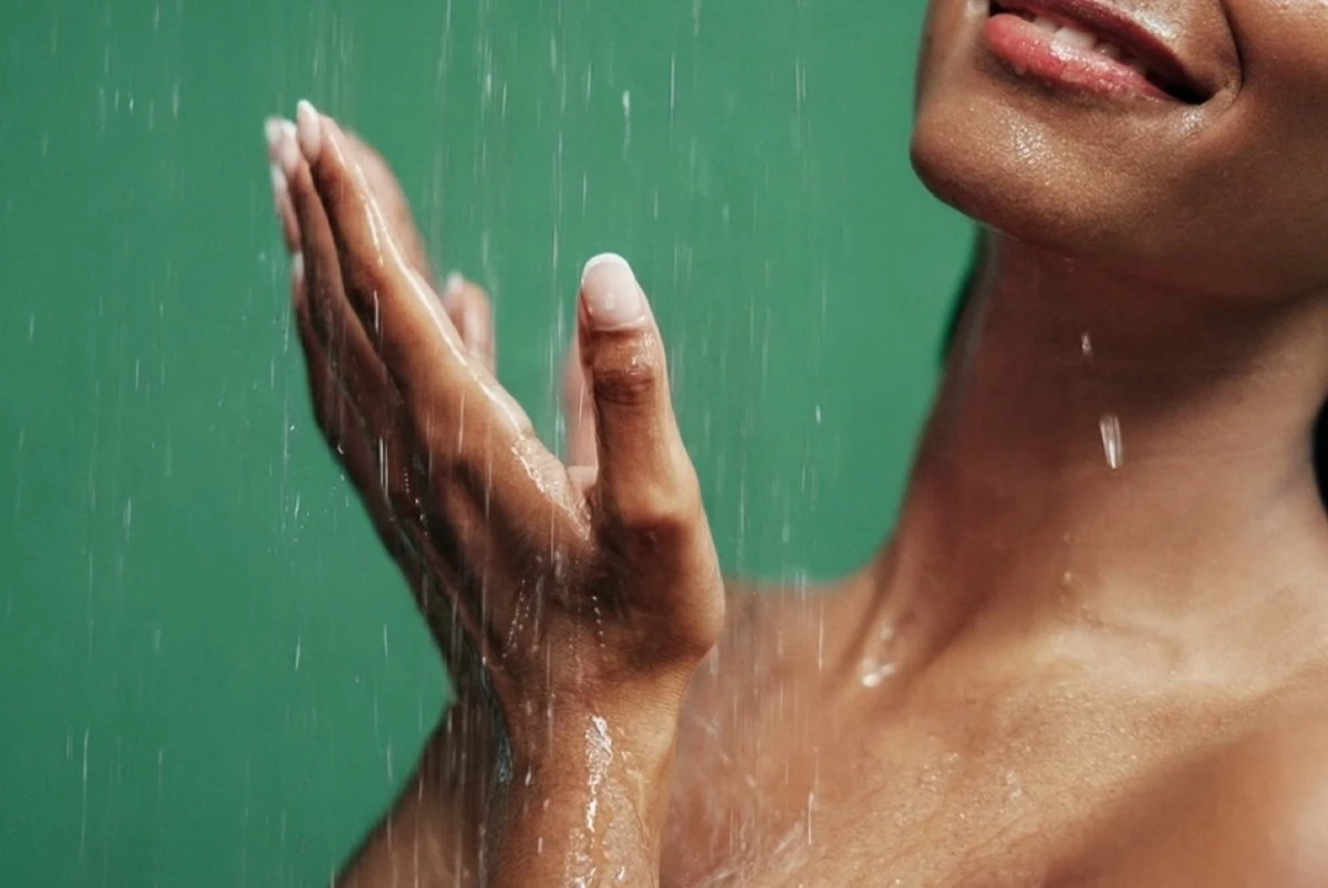 Por qué quienes se duchan con agua fría apenas se enferman: la simple explicación que cambiará tu visión de la templanza