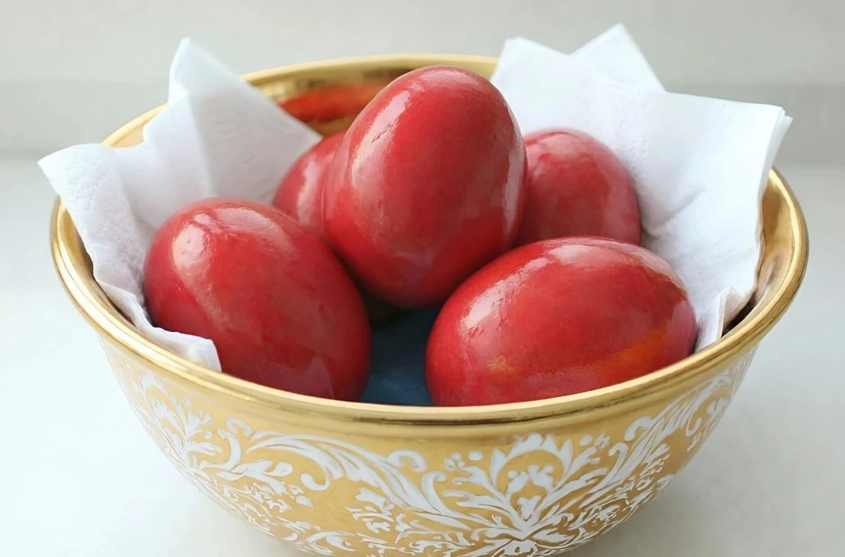 Huevos de Pascua color fresa: el secreto para teñirlos sin cáscara de cebolla