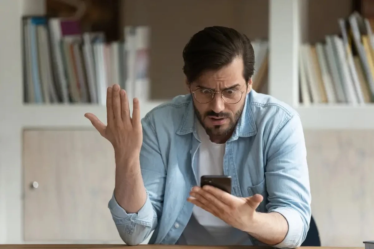 La burbuja verde en tu pantalla: Señal de que invaden tu móvil (¡Apágalo ya!)