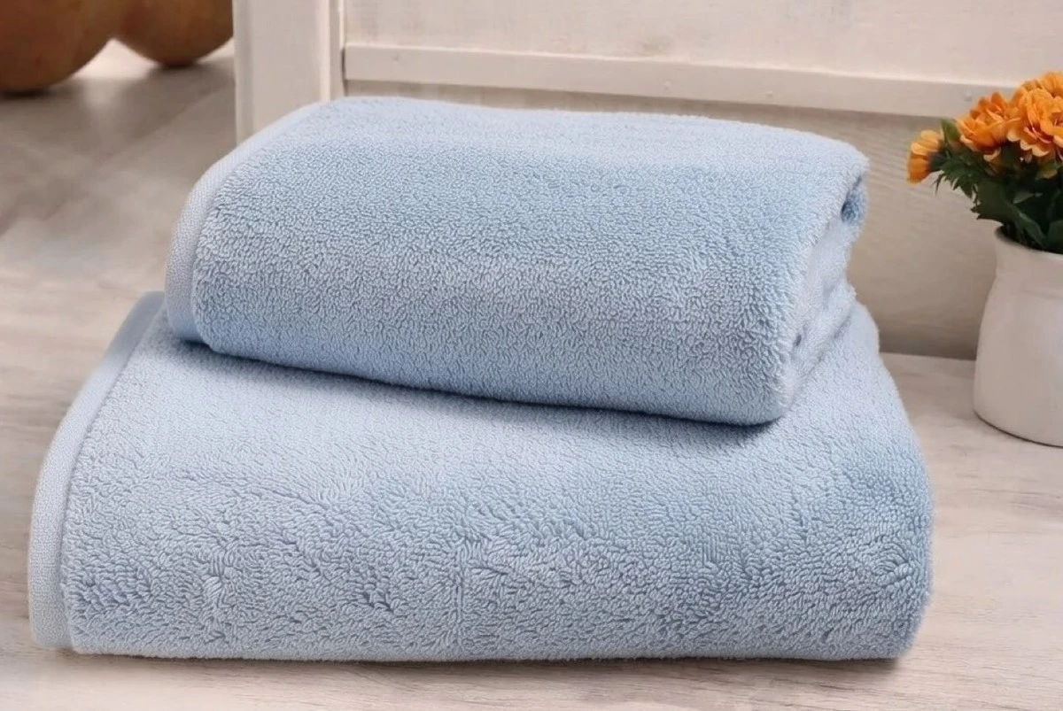 Toallas suaves y sin olor a humedad: el truco de dos ingredientes que lo cambia todo