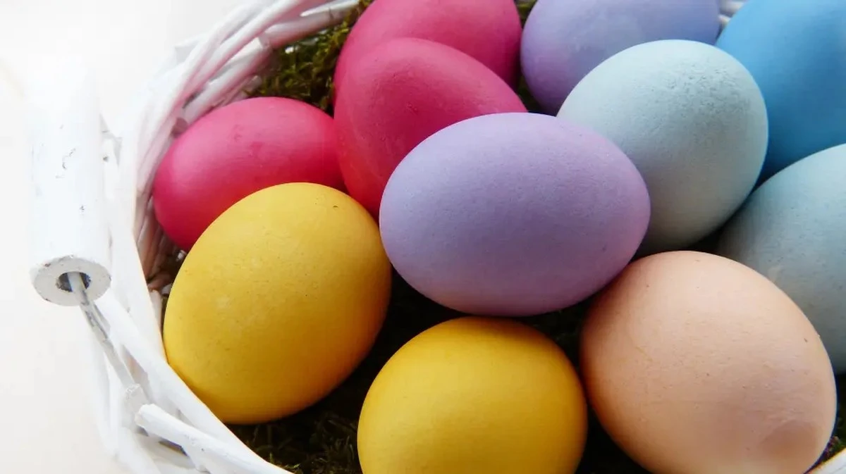 Huevos de Pascua color fresa: el secreto para teñirlos sin cáscara de cebolla - image 1
