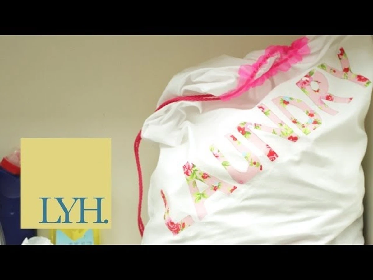 Reutiliza fundas de almohada viejas: conviértelas en bolsas de lavandería para prendas delicadas - image 1