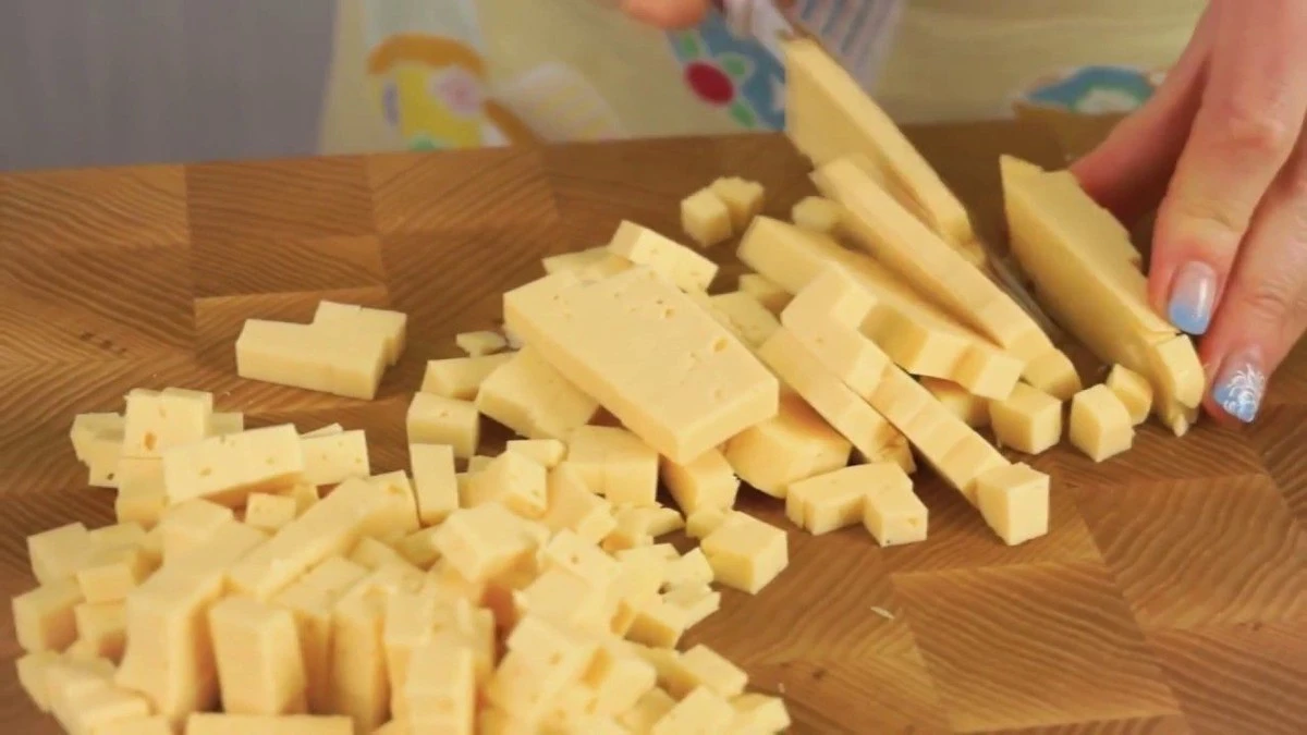 Por qué los chefs sumergen el cuchillo en agua caliente antes de cortar queso o pastel