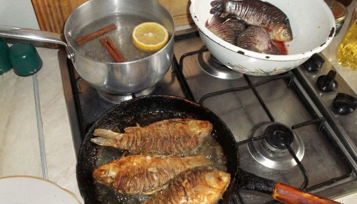 Adiós al olor a pescado: la solución secreta que usan los chefs con un solo ingrediente