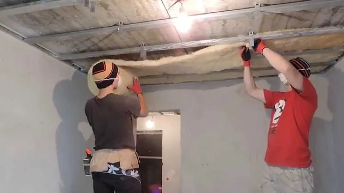 Aislamiento de techo con botellas y serrín: el método económico que los expertos recomiendan