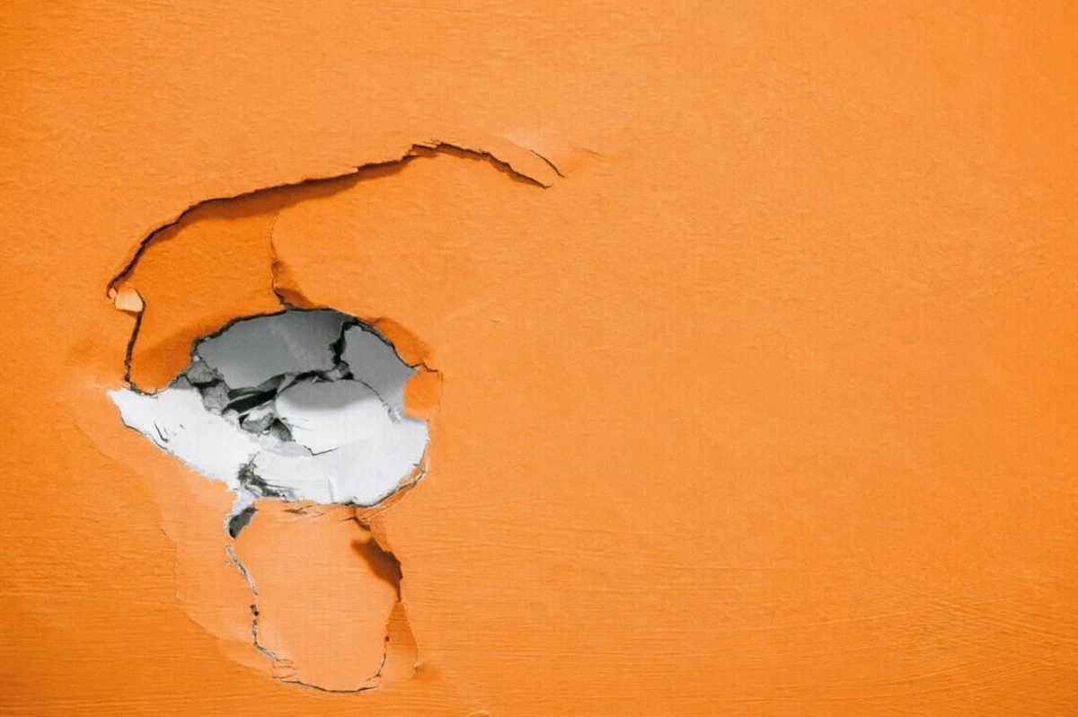 Cómo reparar agujeros en paneles de yeso: Guía experta para paredes y techos