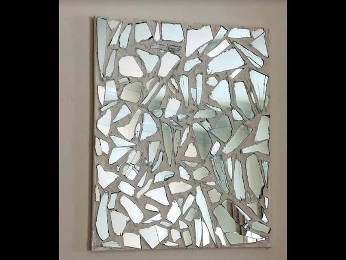 Rompe el espejo y crea un mosaico decorativo: 7 años de mala suerte convertidos en arte - image 1