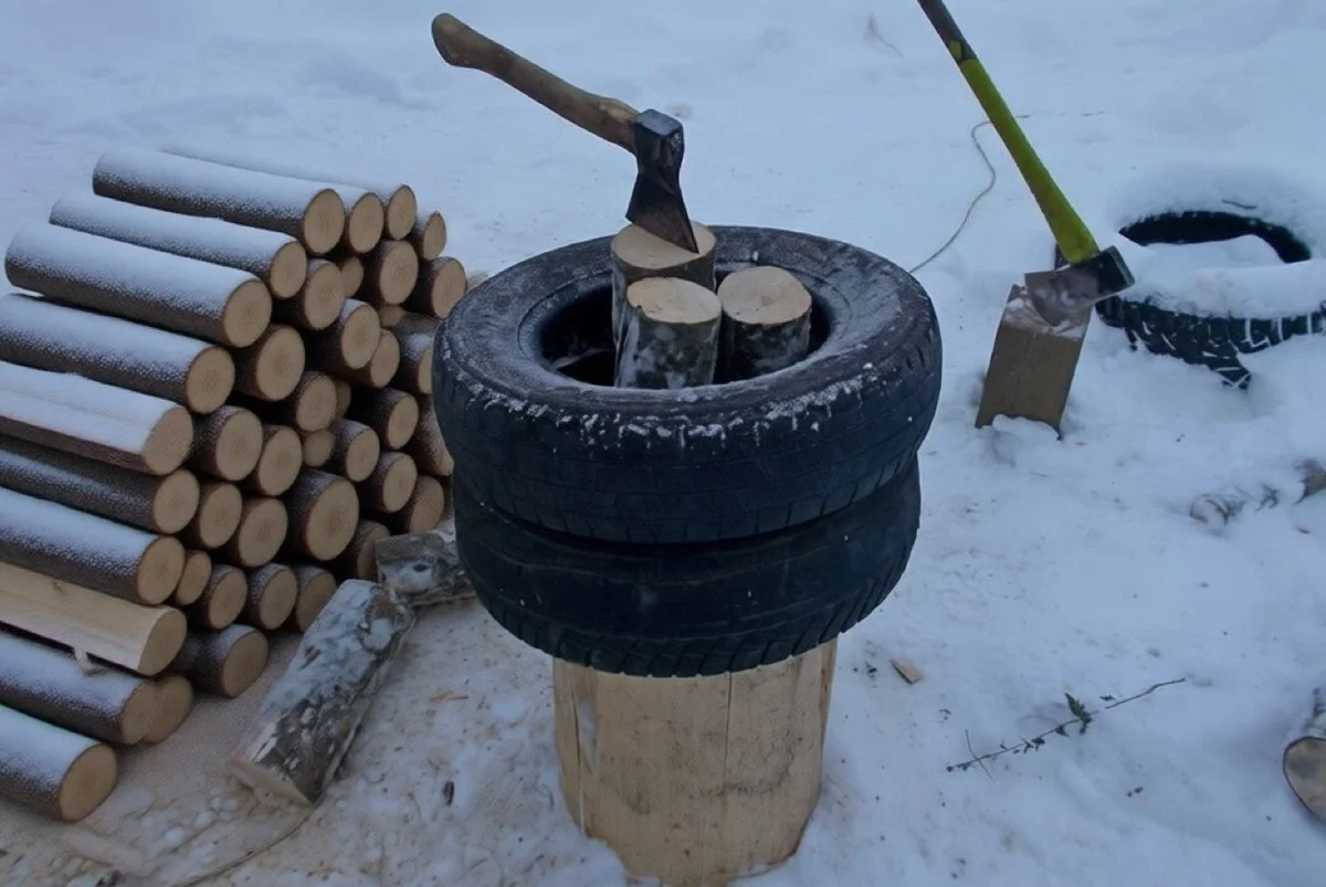 Tres trucos ingeniosos para partir leña sin que salgan volando