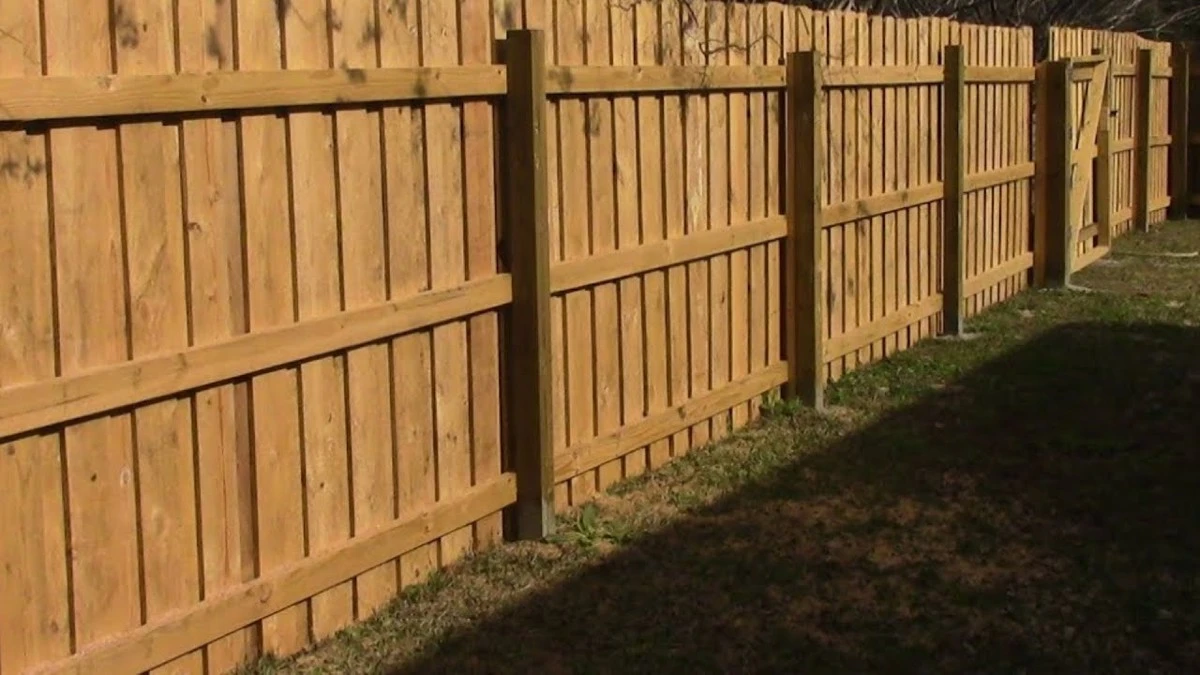 El secreto de los cercados que duran 50 años: cómo los albañiles usan plástico y cemento para fijar postes