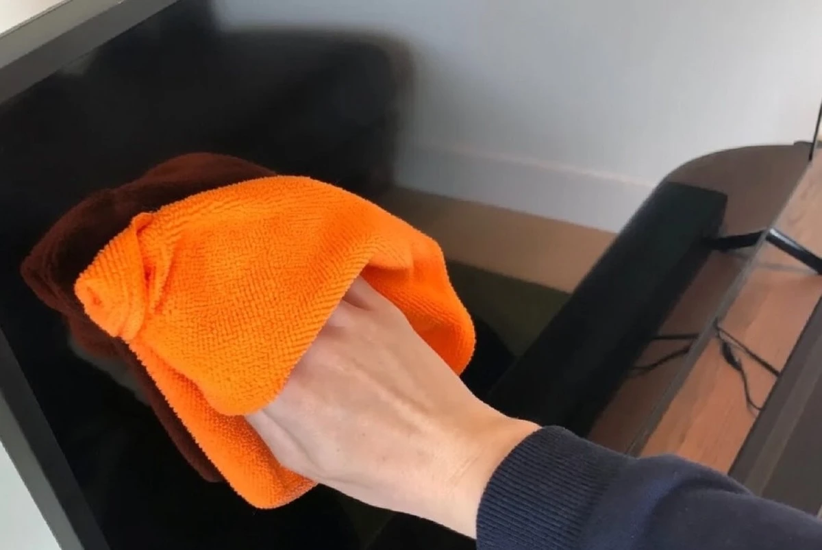 Adiós al polvo diario en tu TV: este truco rápido lo mantiene limpio por semanas