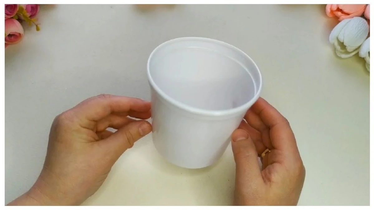 Recicla envases de yogur en una elegante florero: paso a paso y con solo hilo