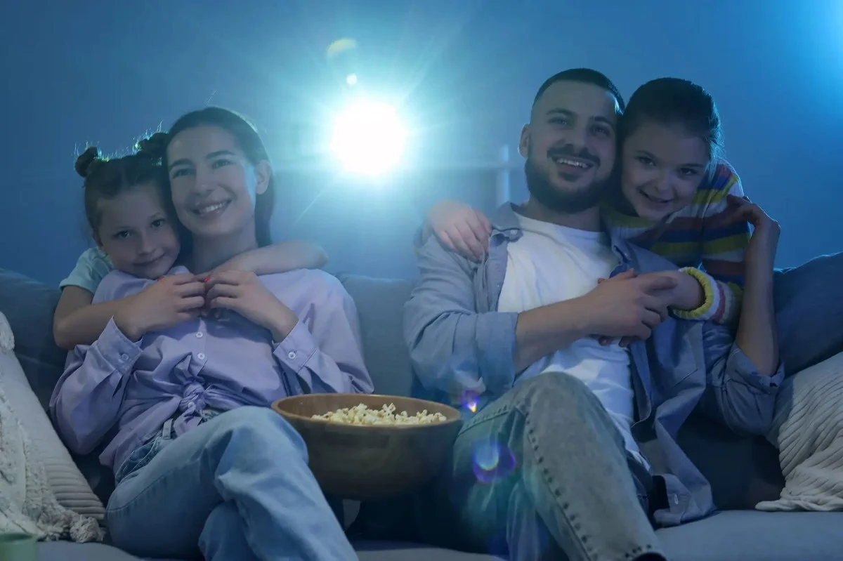 El truco para convertir tu móvil en un cine en casa sin gastar una fortuna