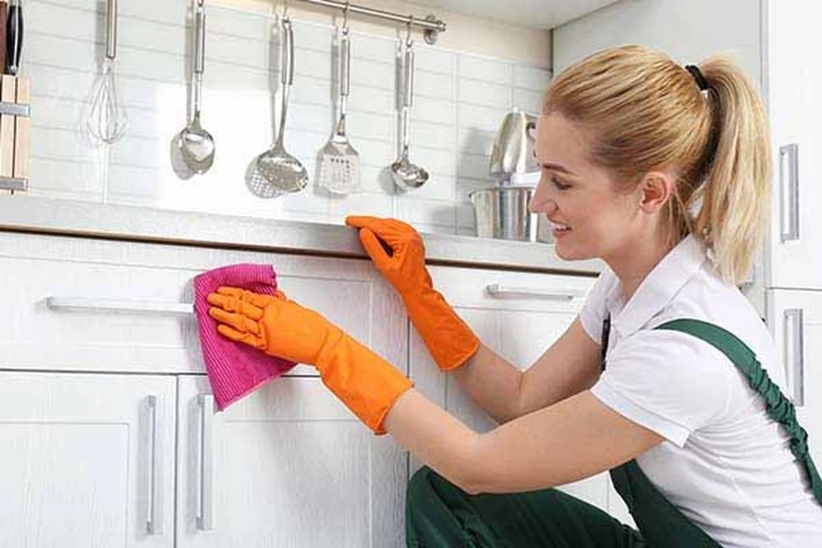 Despídete de la grasa rebelde en tus armarios de cocina: el truco infalible y económico - image 1