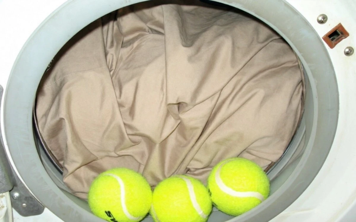 La pelota de tenis reemplaza al suavizante: el truco genial para una ropa más mullida
