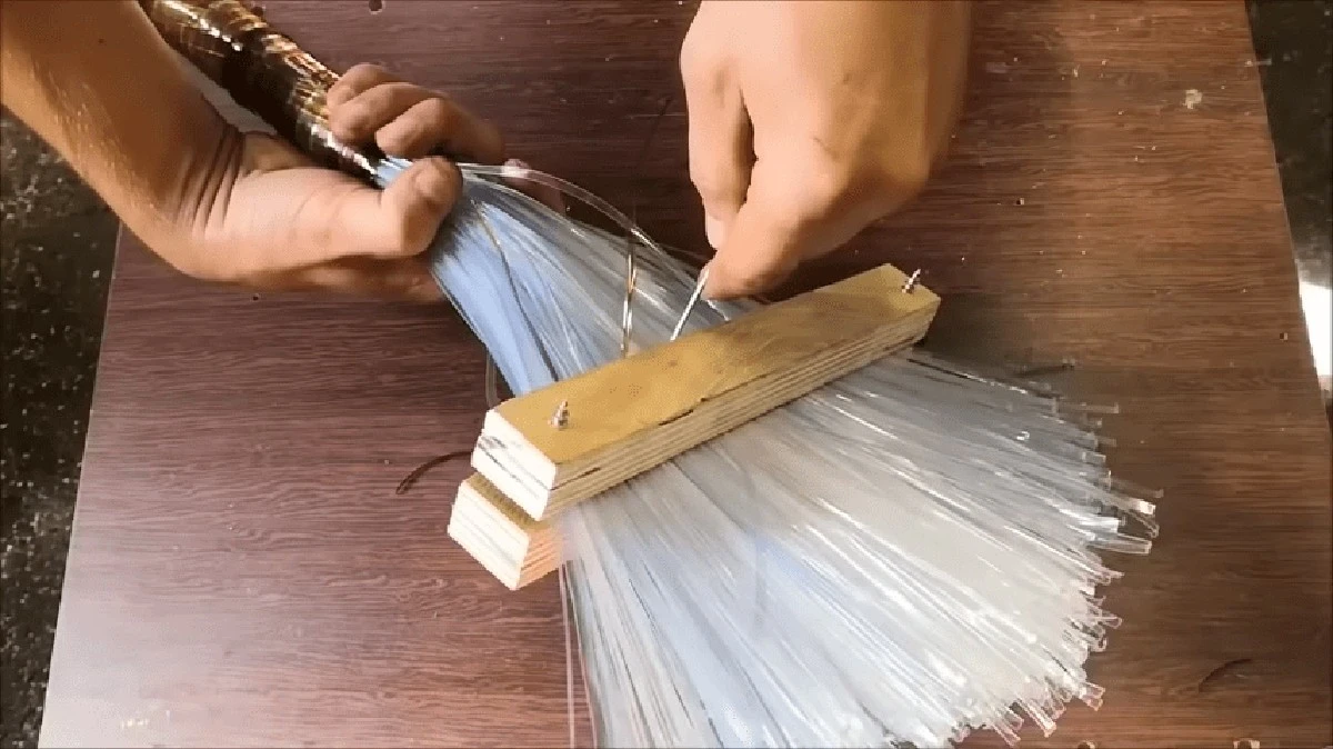 Reutiliza botellas de plástico: crea un plumero duradero para tu hogar en minutos