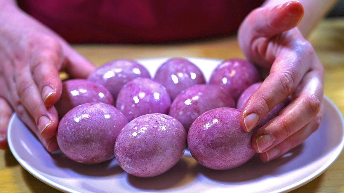 Olvídate de la cáscara de cebolla: tiño los huevos de Pascua con un solo vegetal barato para un color rosa vibrante