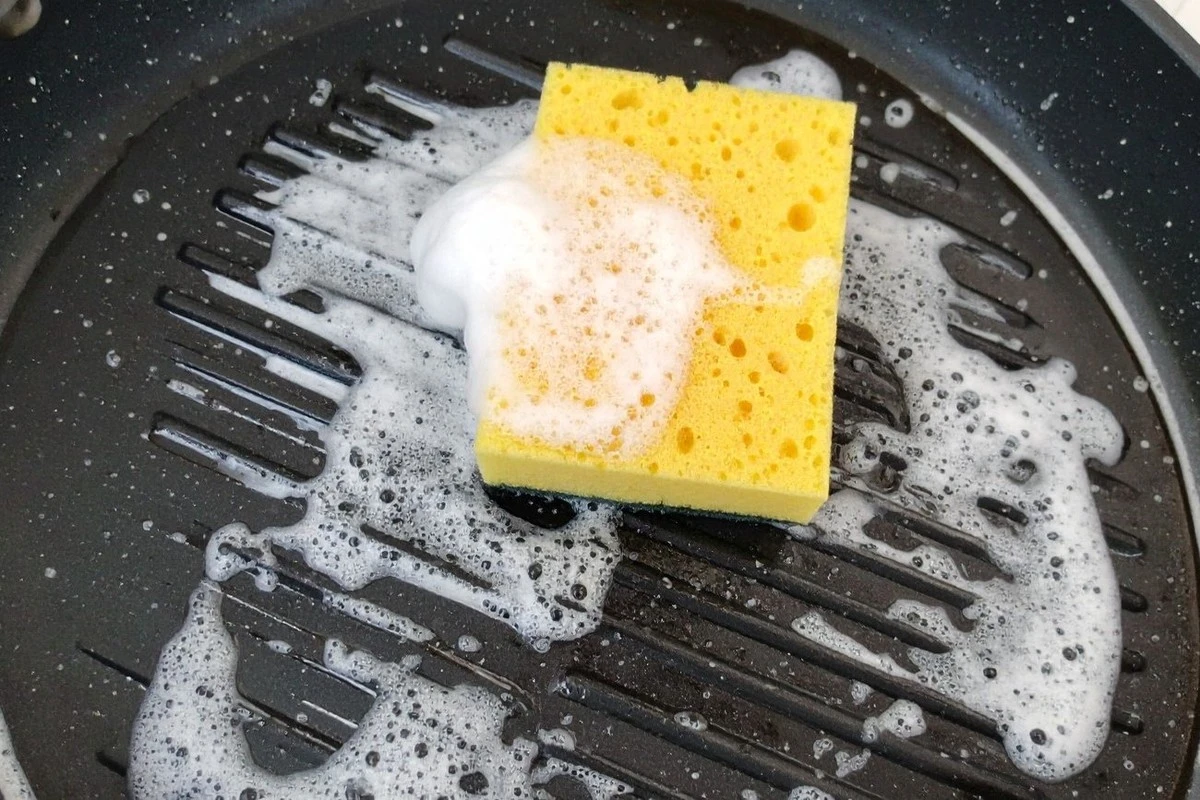 La sartén grill como nueva: el secreto para eliminar el carbón sin dañar ni gastar