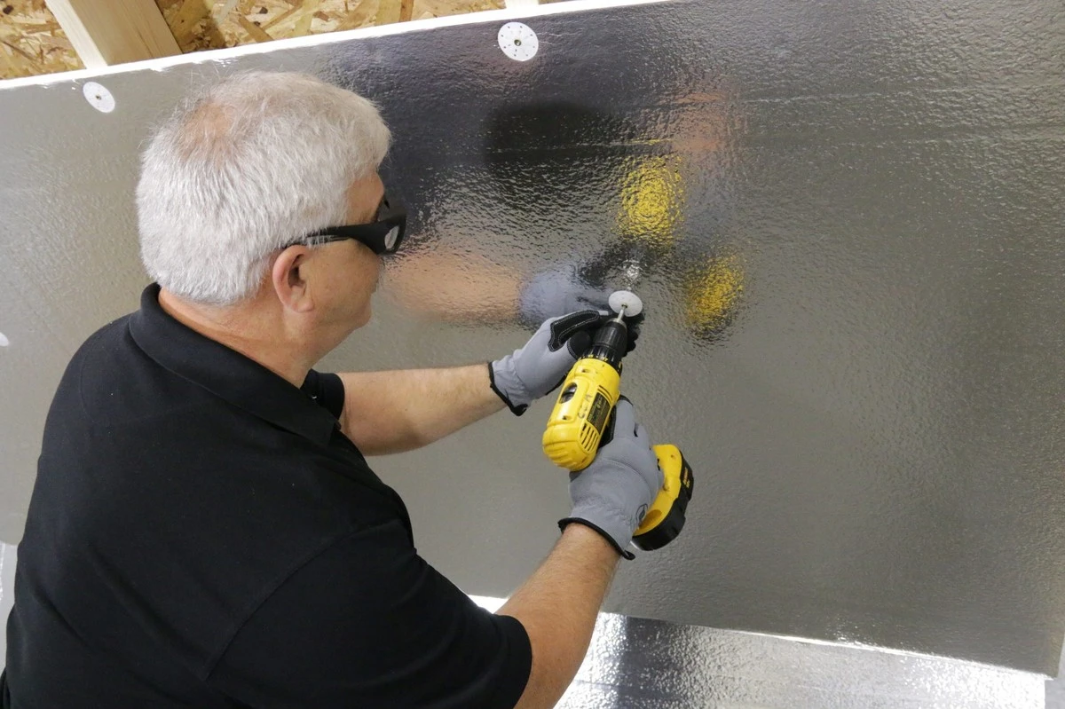 Adiós a las corrientes de aire: usa tus camisetas viejas para aislar tu casa en 10 minutos - image 1