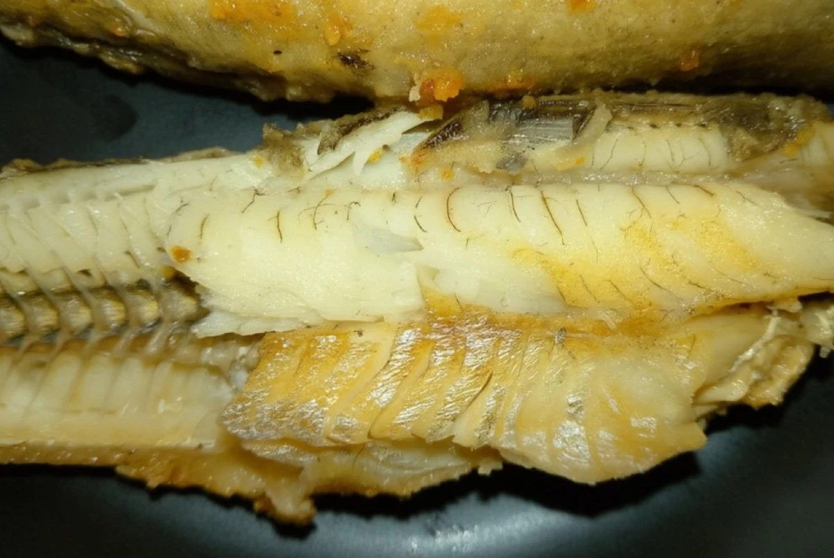 El secreto de los pescadores para deshacerse de las espinas de pescado de río al freír