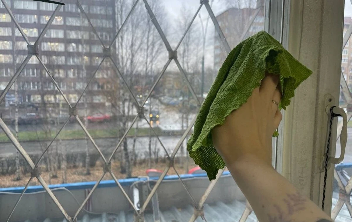 Limpia ventanas impecables con un truco de abuela: 1 cucharada al agua y un "paño" insólito — la guía definitiva