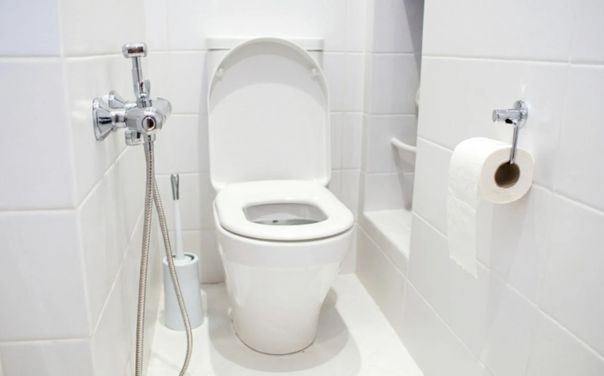 El truco del vinagre blanco que elimina las manchas de óxido del inodoro a la primera