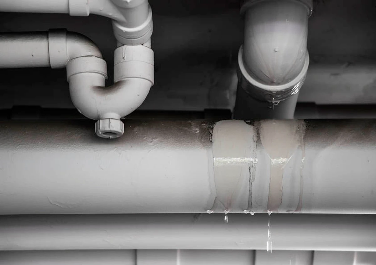 El fontanero me dijo que ignorara el grifo que gotea, y una semana después, toda la casa estaba inundada con más de 15.000 euros en daños - image 1