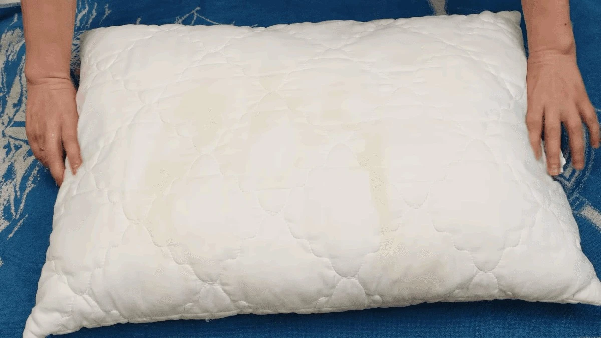 El truco casero para eliminar manchas amarillas de las almohadas sin lavarlas