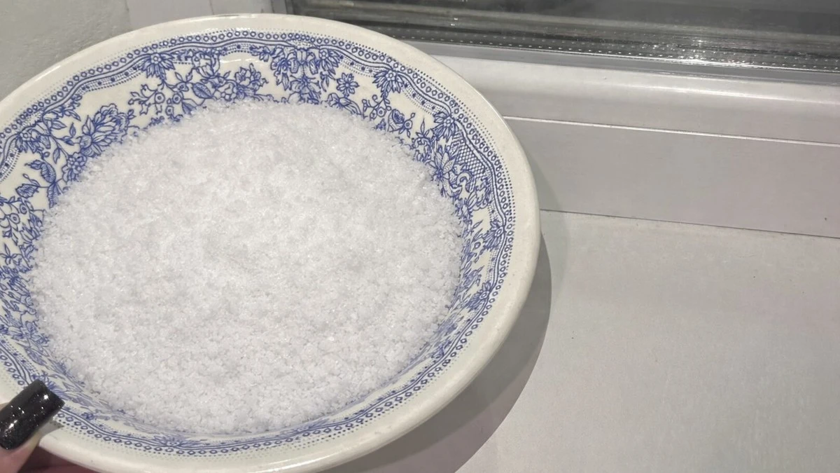 El secreto de la sal en el alféizar: por qué esta simple solución elimina la condensación de tus ventanas