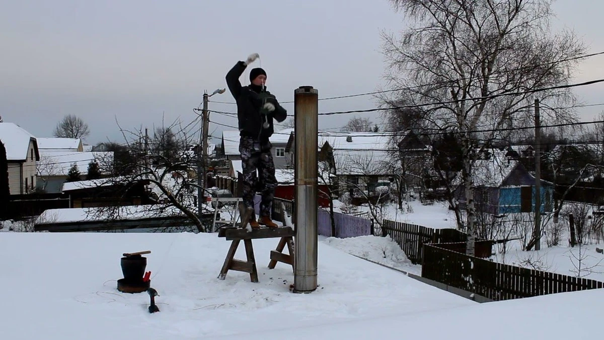 Adiós hollín: El truco casero con una botella que limpia tu chimenea en minutos