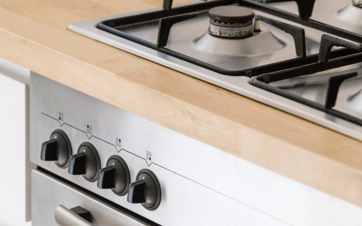 El truco de limpieza que elimina la grasa de las perillas de tu cocina en minutos