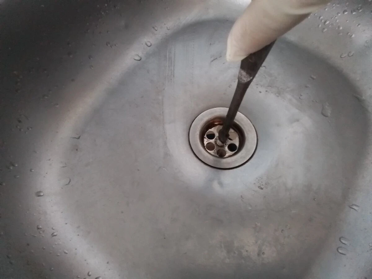 El popular truco del bicarbonato y vinagre para desatascar tuberías falla el 90% de las veces: el error que casi todos cometen