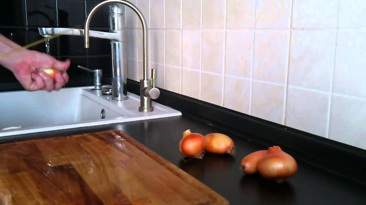 El truco de 1 minuto de los chefs con 38 años de experiencia para no llorar al cortar cebolla