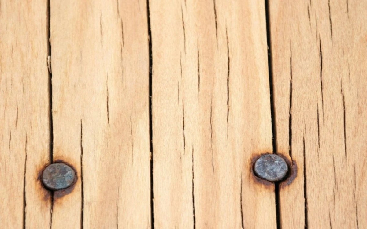 5 trucos caseros para extraer clavos sin dañar la madera