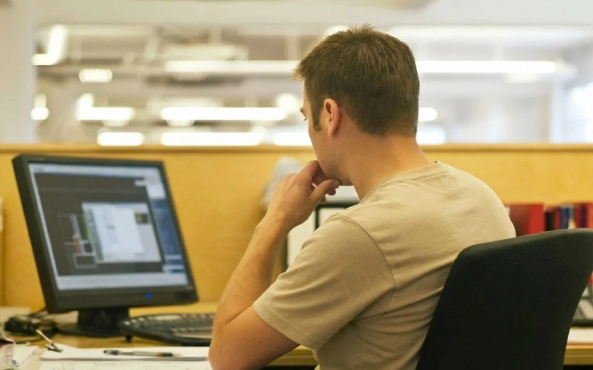 La verdad oculta de 10 horas sentado: cómo tu cuerpo cambia de formas que el gimnasio no puede arreglar