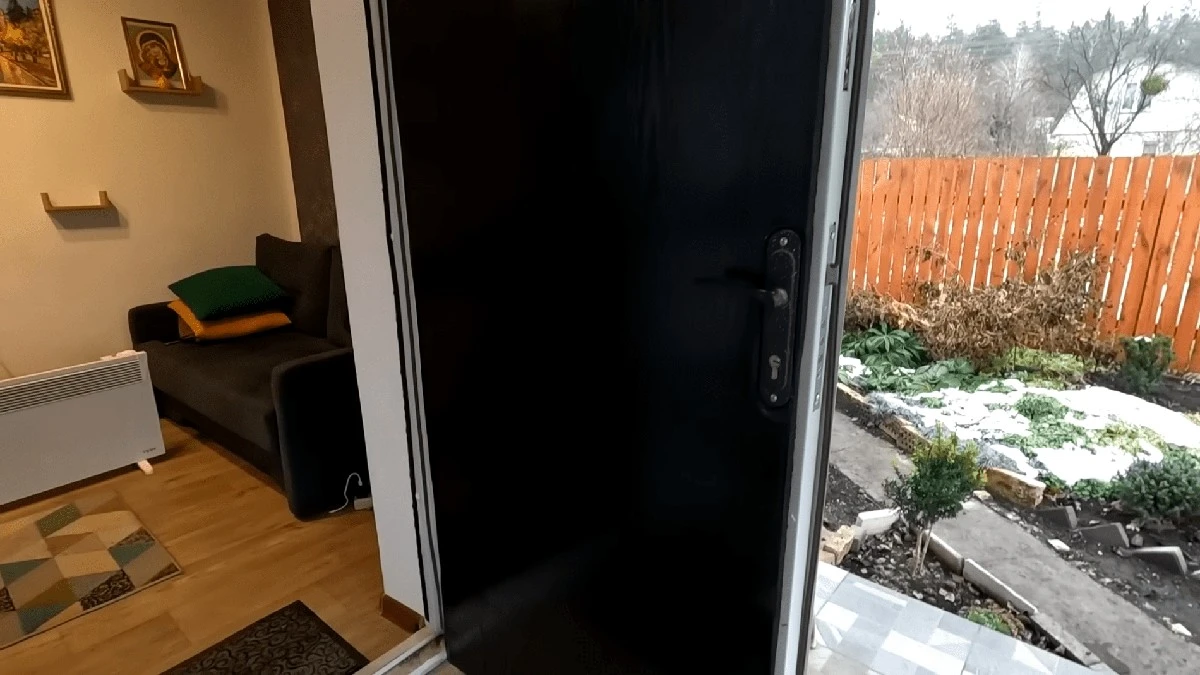 El truco del caucho expandido que mantiene tus puertas cálidas en invierno