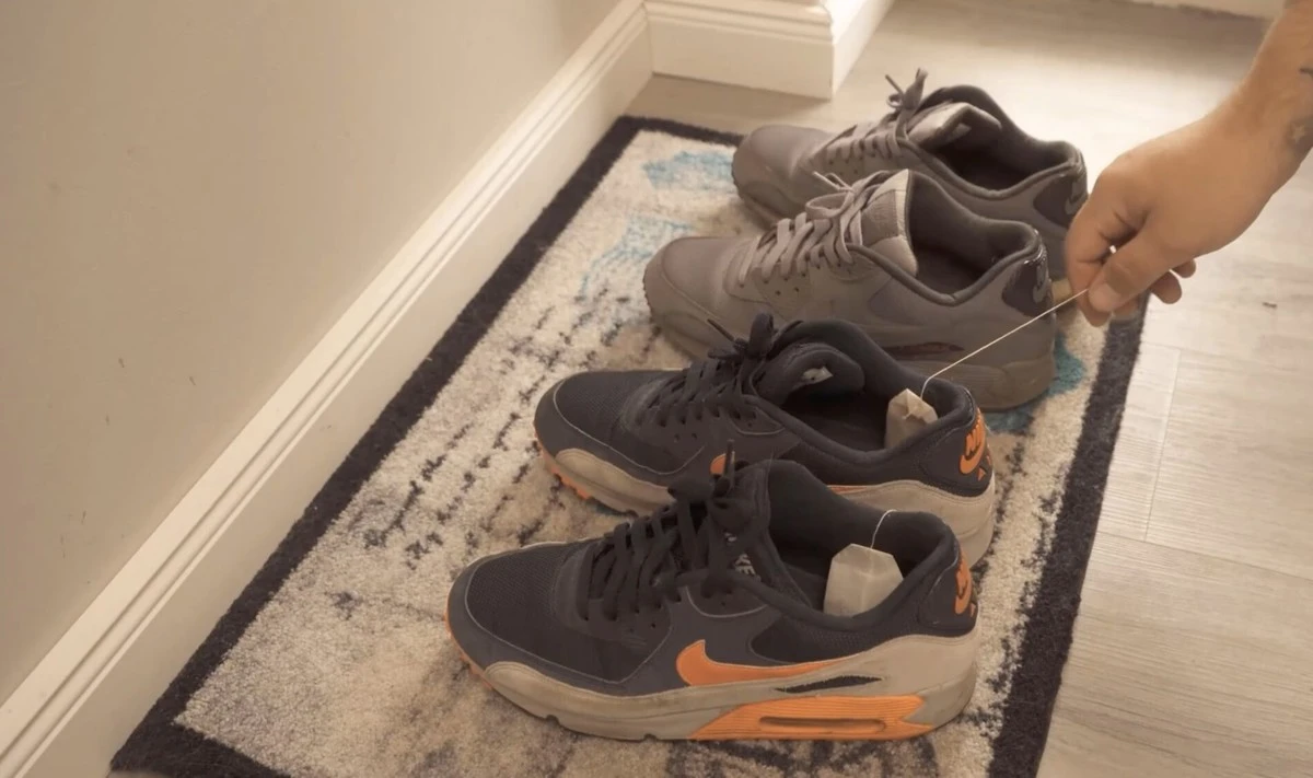 El truco del té en los zapatos: adiós al mal olor y la humedad este invierno