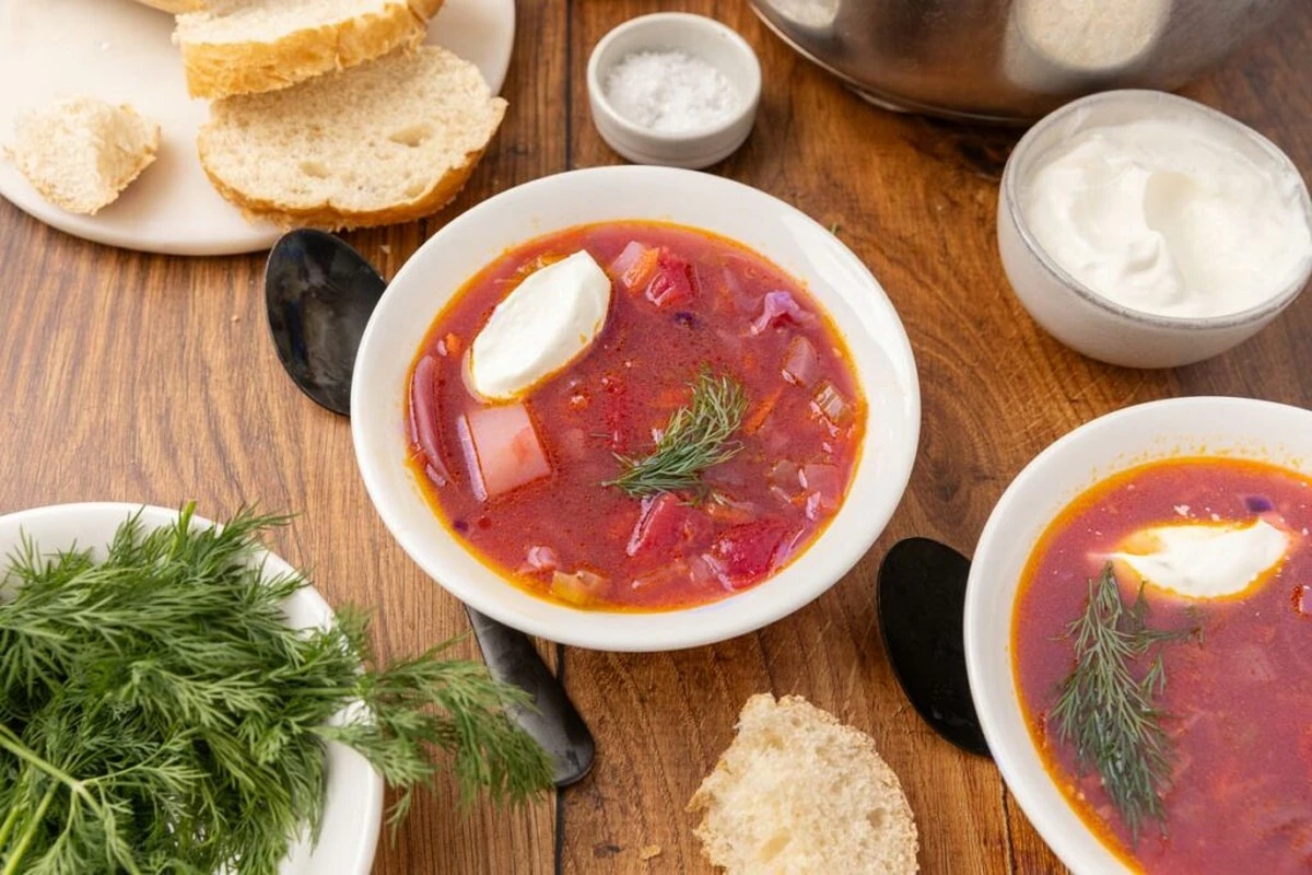 elsecretoquetra-extra-1.webp El secreto que transforma tu borscht: cuándo añadir laurel para un sabor inigualable - image 1
