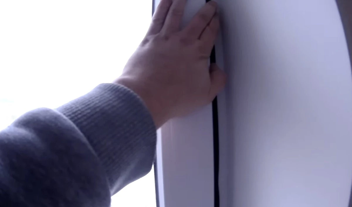 Un rollo de espuma bajo la cortina: el truco infalible para que tu habitación no tenga frío