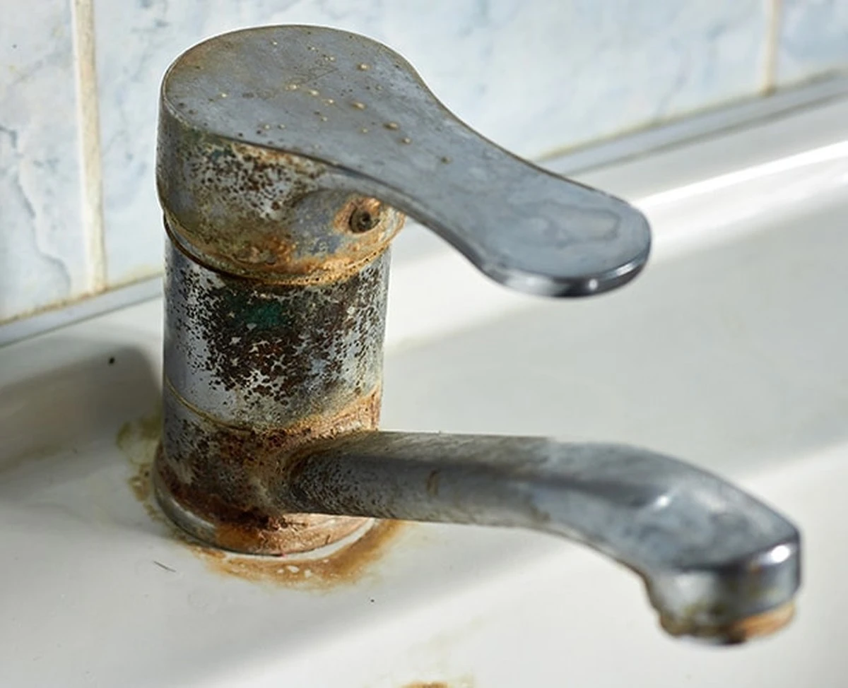 Tres trucos infalibles para abrir un grifo oxidado en 3 minutos (sin gastar ni llamar a un fontanero) - image 1