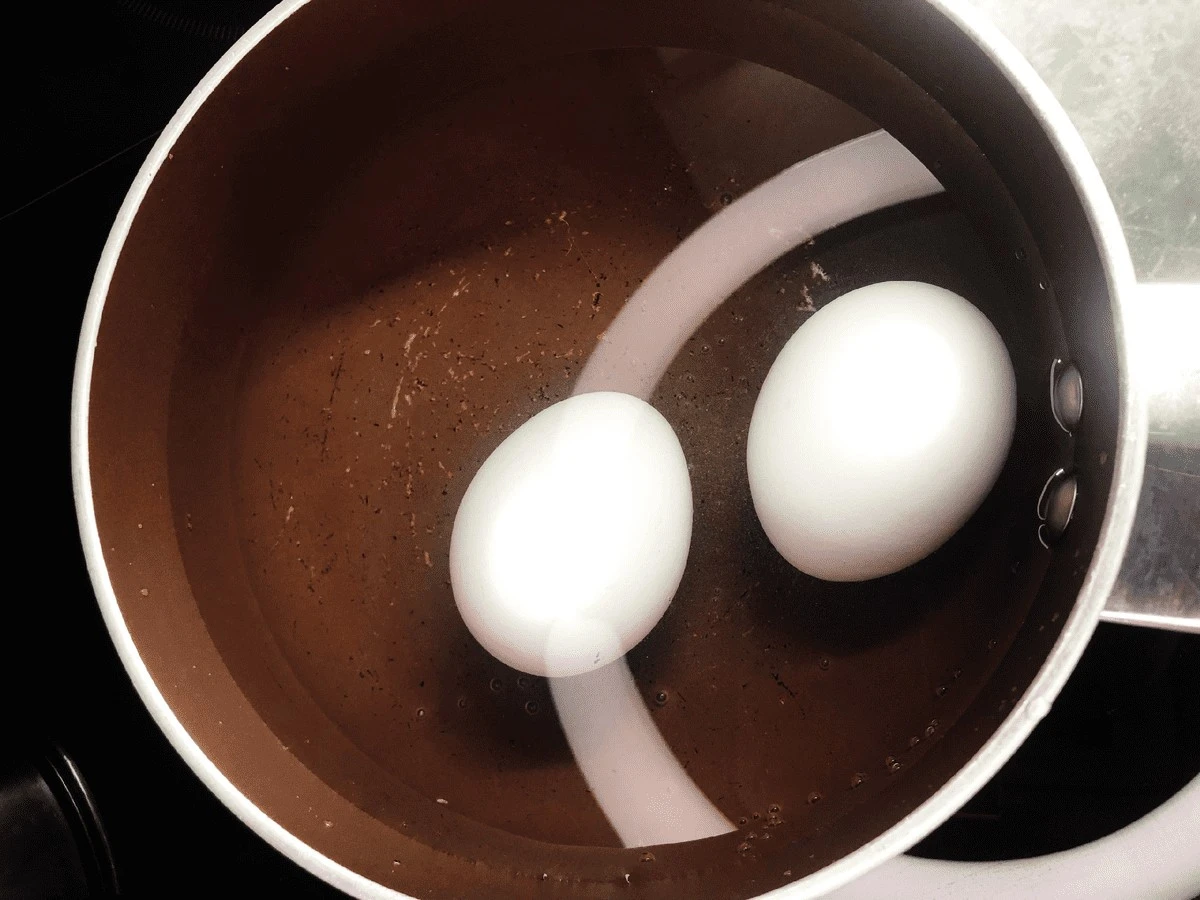 El secreto de los huevos cocidos: ¿por qué no debes usar agua fría después de cocinarlos?