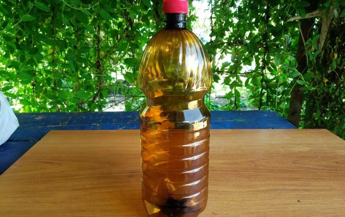 Un plomero me enseñó un truco con una botella: adiós a los fregaderos tapados y a la soda