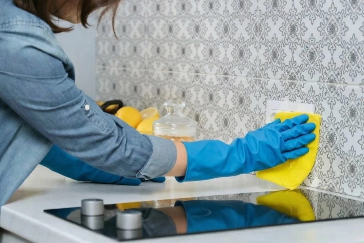 Adiós a la grasa acumulada: la sencilla mezcla casera que deja tu salpicadero de cocina impecable